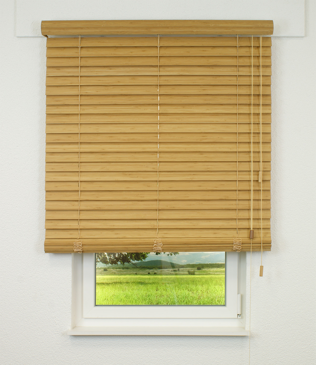 Holzjalousie Holzjalousie am Fenster